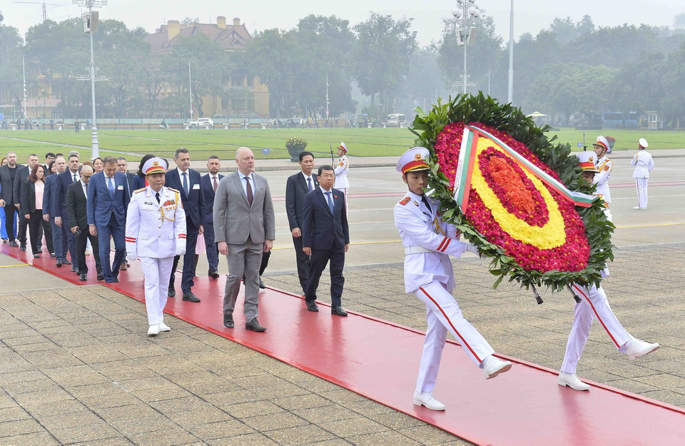 Chủ tịch Quốc hội Bulgaria Rossen Jeliazkov đến đặt vòng hoa và vào Lăng viếng Chủ tịch Hồ Chí Minh. (Ảnh: Minh Đức/TTXVN)