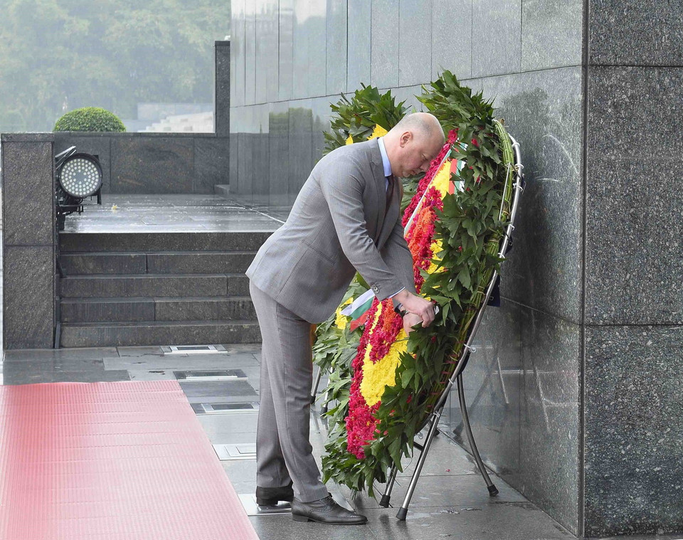 Chủ tịch Quốc hội Bulgaria Rossen Jeliazkov đến đặt vòng hoa và vào Lăng viếng Chủ tịch Hồ Chí Minh. (Ảnh: Minh Đức/TTXVN)