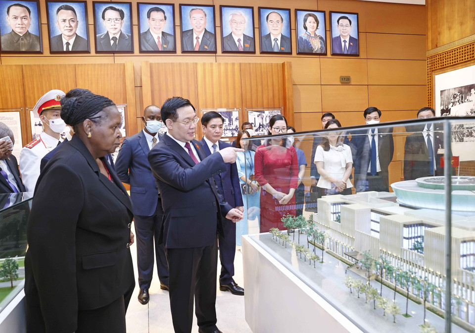 Chủ tịch Quốc hội Vương Đình Huệ cùng Chủ tịch Quốc hội Cộng hòa Mozambique Esperanca Laurinda Francisco Nhiuane Bias tham quan Phòng Truyền thống Quốc hội. (Ảnh: Doãn Tấn/TTXVN)