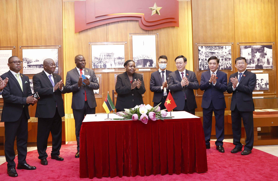 Chủ tịch Quốc hội Vương Đình Huệ cùng Chủ tịch Quốc hội Cộng hòa Mozambique Esperanca Laurinda Francisco Nhiuane Bias tham quan Phòng Truyền thống Quốc hội. (Ảnh: Doãn Tấn/TTXVN)