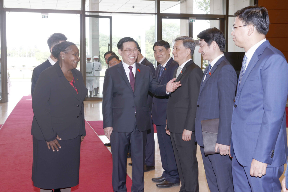 Chủ tịch Quốc hội Vương Đình Huệ giới thiệu với Chủ tịch Quốc hội Cộng hòa Mozambique Esperanca Laurinda Francisco Nhiuane Bias các thành viên Đoàn đại biểu Quốc hội Việt Nam. (Ảnh: Doãn Tấn/TTXVN)