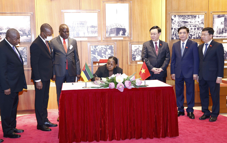 Chủ tịch Quốc hội Cộng hòa Mozambique Esperanca Laurinda Francisco Nhiuane Bias ký Sổ vàng lưu niệm. (Ảnh: Doãn Tấn/TTXVN)