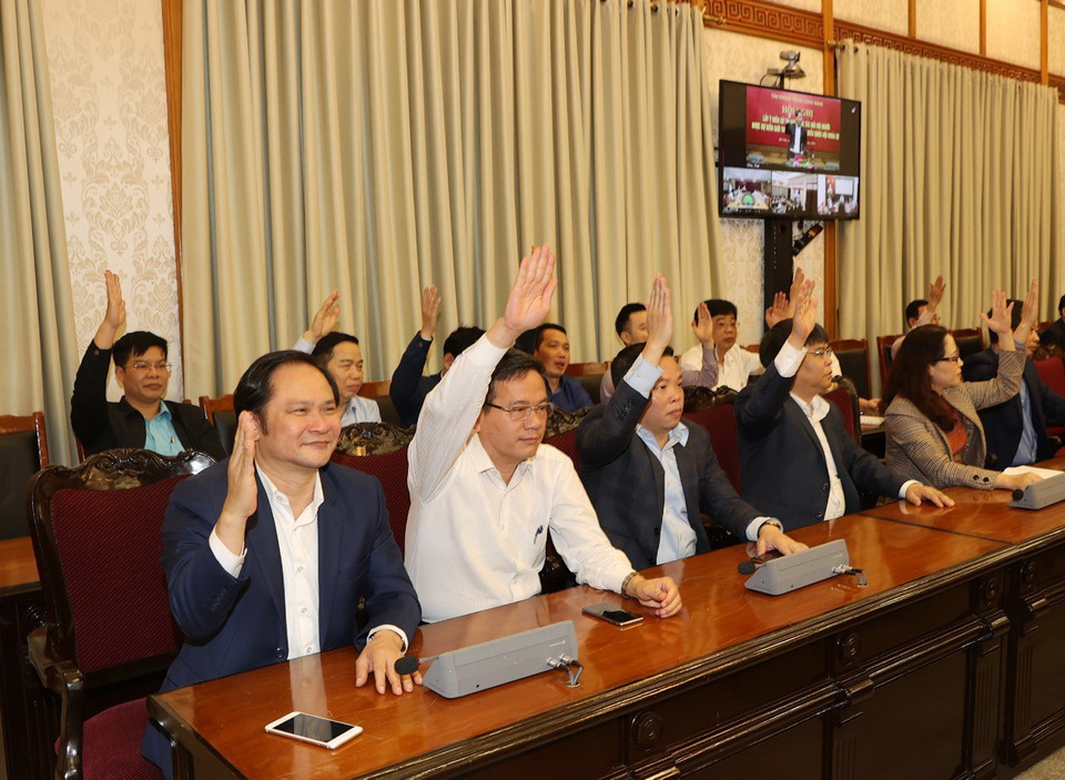 100 % cử tri Văn phòng Trung ương Đảng biểu quyết giới thiệu Tổng Bí thư, Chủ tịch nước Nguyễn Phú Trọng; ông Võ Văn Thưởng, Ủy viên Bộ Chính trị, Thường trực Ban Bí thư; bà Bùi Thị Minh Hoài, Bí thư Trung ương Đảng; ông Lê Minh Hưng, Bí thư Trung ương Đảng, Chánh Văn phòng Trung ương và ông Nguyễn Đắc Vinh, Ủy viên Trung ương Đảng, Phó Văn phòng Trung ương tham gia ứng cử đại biểu Quốc hội khóa XV. (Ảnh: Trí Dũng/TTXVN)