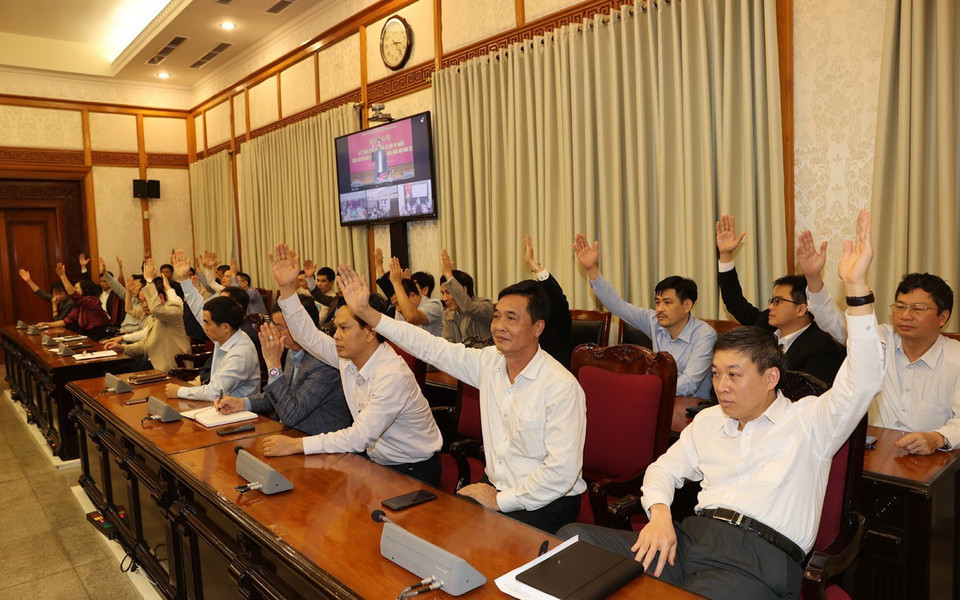 Biểu quyết giới thiệu đại biểu tham gia ứng cử đại biểu Quốc hội khóa XV. (Ảnh: Trí Dũng/TTXVN)