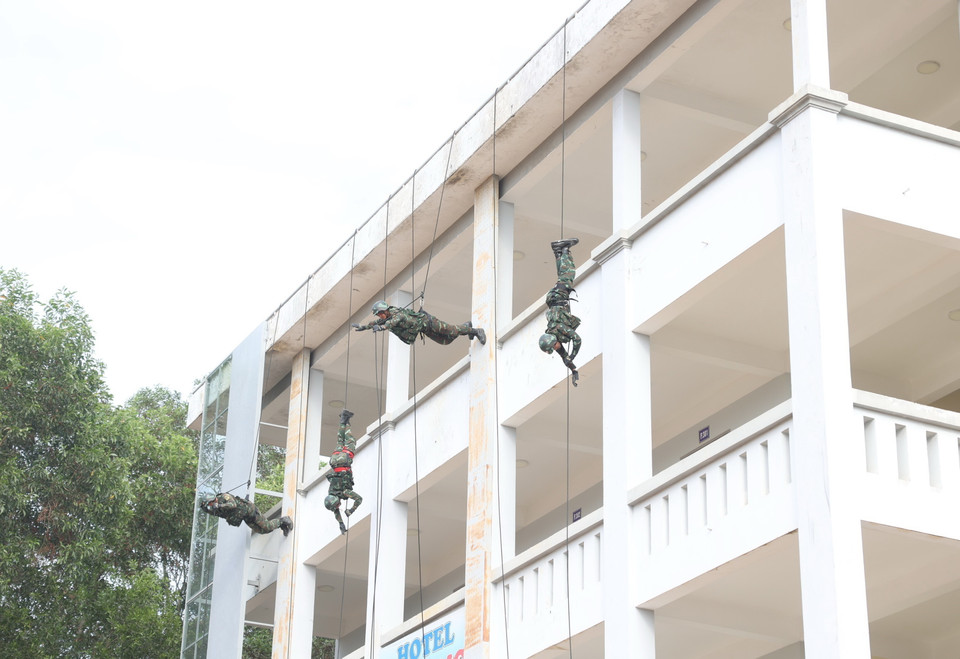 Chiến sỹ Lữ đoàn Đặc công 198 thực hành kỹ thuật tụt dây chiến thuật. (Ảnh: Tuấn Anh/TTXVN)