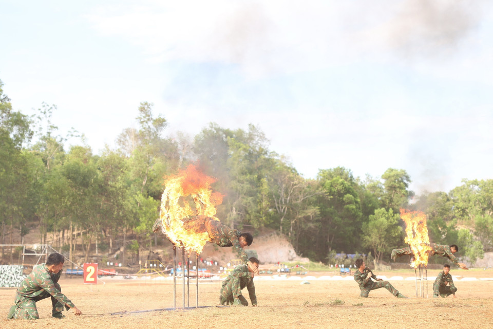 Chiến sỹ Lữ đoàn Đặc công 198 thường xuyên luyện tập ở cường độ cao, trong mọi điều kiện, địa hình, thời tiết khắc nghiệt. (Ảnh: Tuấn Anh/ TTXVN)