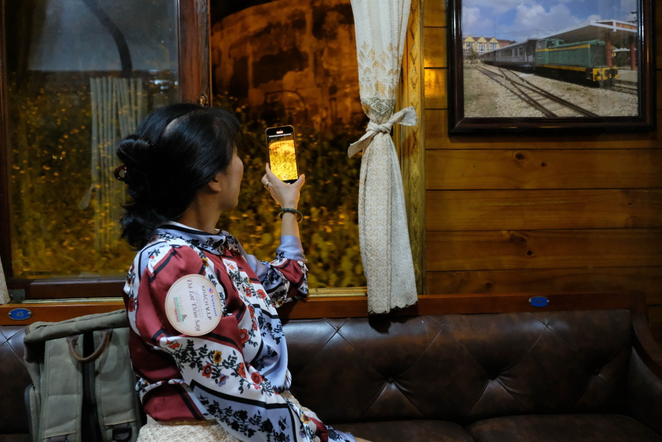 Trên chuyến tàu hỏa cổ du khách có cơ hội ngắm nhìn màn đêm lung linh huyền ảo của Đà Lạt. (Ảnh: Nguyễn Dũng/TTXVN)