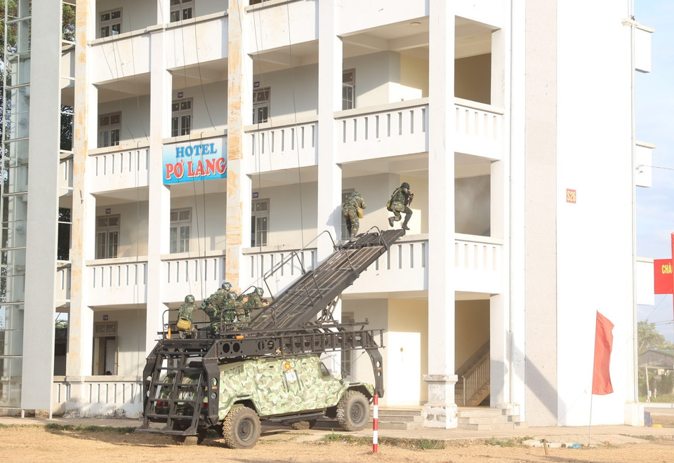 Chiến sỹ Lữ đoàn Đặc công 198 thực hành nội dung tập kích mục tiêu địch phòng ngự. (Ảnh: Tuấn Anh/TTXVN)