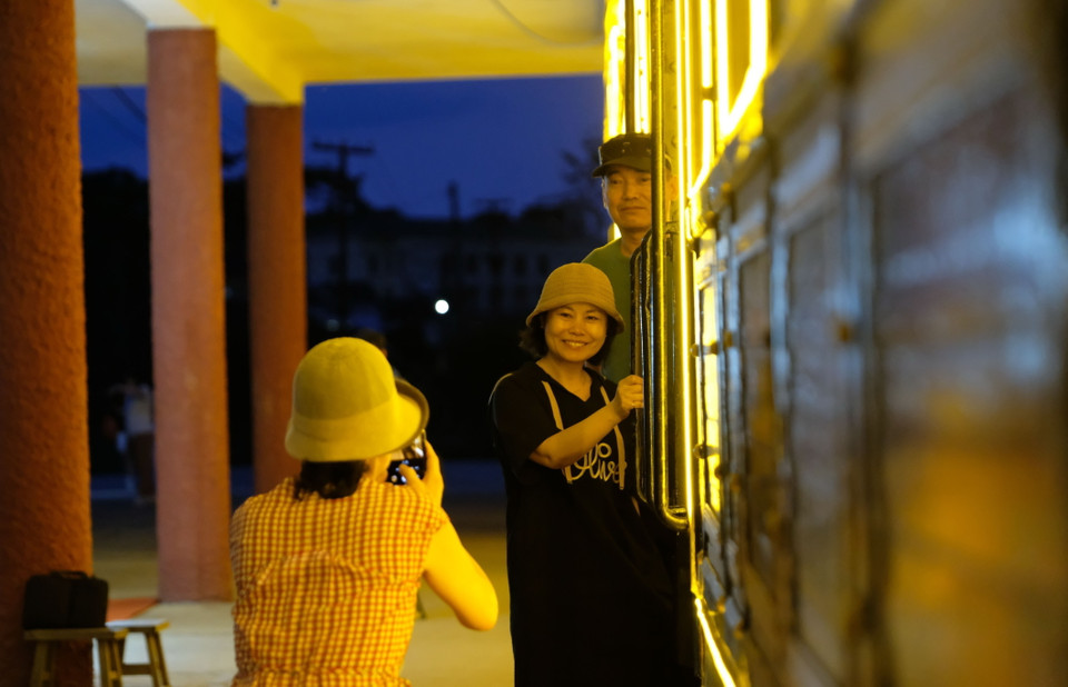 Du khách chụp hình tại nhà ga Đà Lạt. (Ảnh: Nguyễn Dũng/TTXVN)