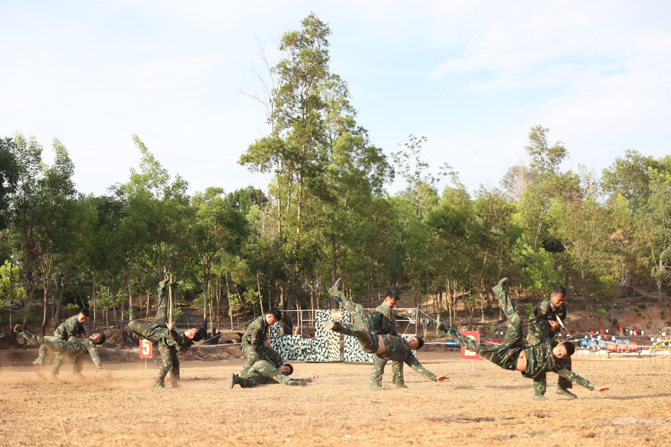 Chiến sỹ Lữ đoàn Đặc công 198 thực hành võ chiến đấu đặc công. (Ảnh: Tuấn Anh/ TTXVN)