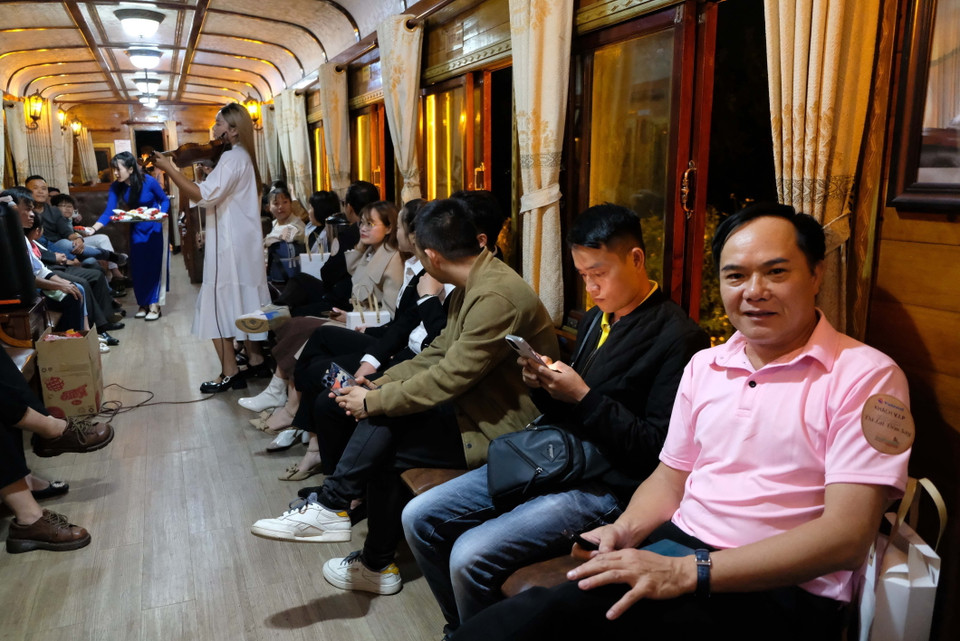 Du khách được chìm đắm trong những bản nhạc du dương do các nghệ sỹ guitar, violin, saxophone biểu diễn. (Ảnh: Nguyễn Dũng/TTXVN)