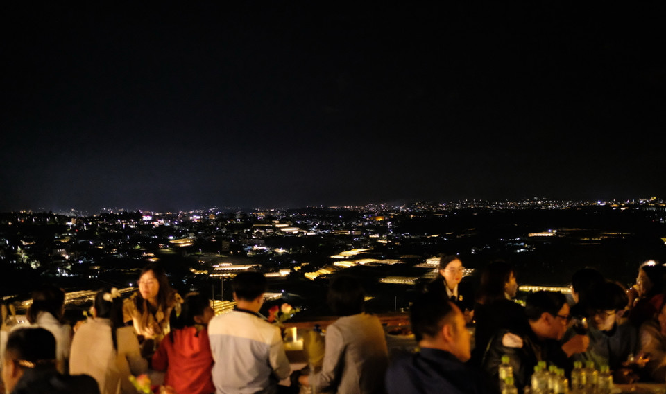 Hành trình có điểm dừng tại khu vực Xóm Lèo để du khách thưởng thức ẩm thực, âm nhạc, ngắm toàn cảnh Đà Lạt về đêm. (Ảnh: Nguyễn Dũng/TTXVN)