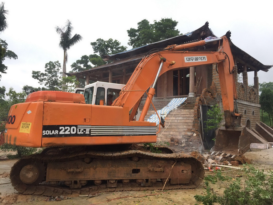 Phá dỡ phần khu nhà chính 2 tầng của công trình vi phạm. (Ảnh: Minh Nghĩa/Vietnam+)