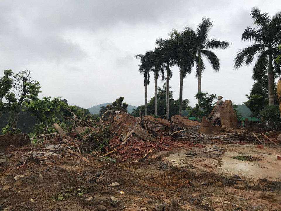 Đến 12 giờ, cơ bản phần chân đế và mái của khu nhà chính bị phá dỡ. (Ảnh: Minh Nghĩa/Vietnam+)