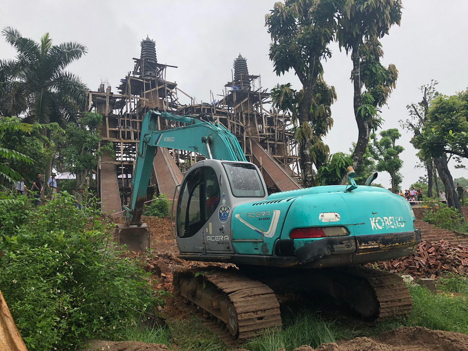 Đúng 7 giờ sáng 20/7, các lực lượng chức năng của huyện Ba Vì, Hà Nội đã tiến hành cưỡng chế phá dỡ công trình xây dựng trái phép. (Ảnh: Minh Nghĩa/Vietnam+)