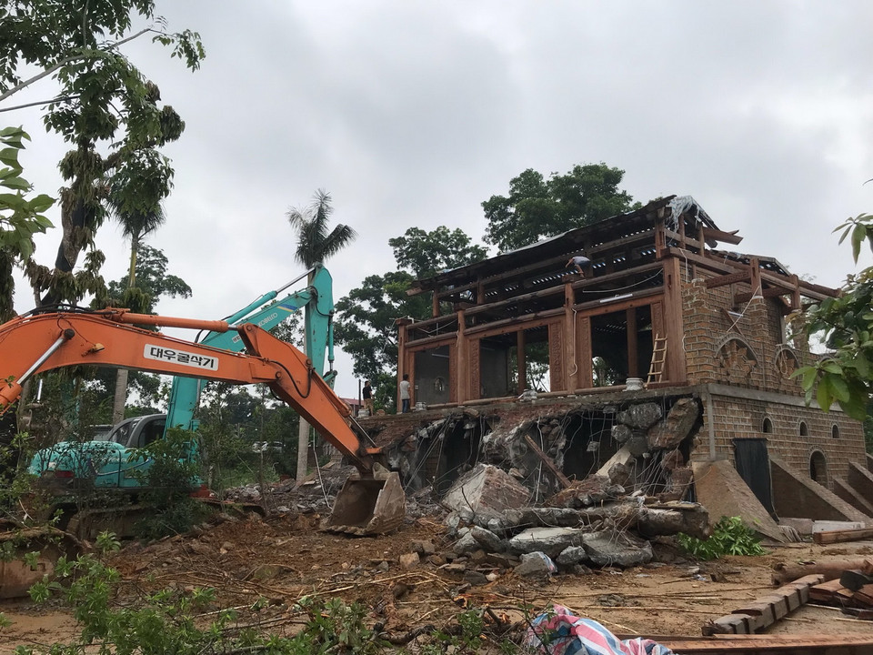 Các lực lượng chức năng của huyện Ba Vì phải làm cả buổi trưa. (Ảnh: Minh Nghĩa/Vietnam+) 