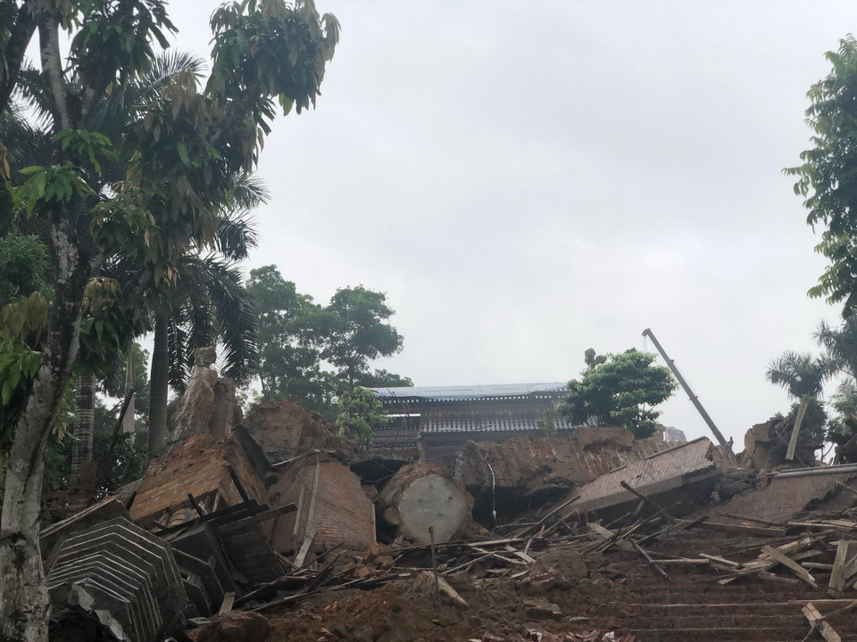 Toàn bộ phần cổng chính gồm bốn trụ to của ''cung điện'' xây trái phép đã bị phá dỡ hoàn toàn