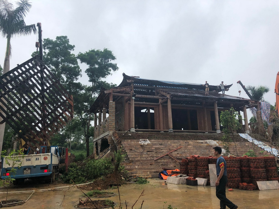 Phá dỡ phần khu nhà chính 2 tầng của công trình vi phạm. (Ảnh: Minh Nghĩa/Vietnam+)