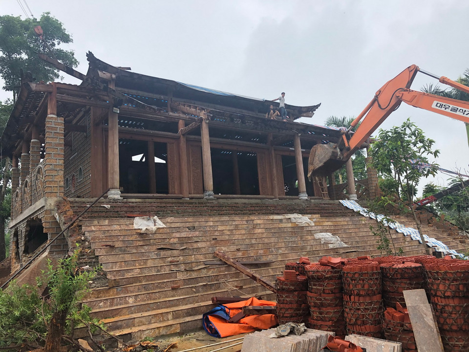 Phá dỡ phần khu nhà chính 2 tầng của công trình vi phạm. (Ảnh: Minh Nghĩa/Vietnam+)