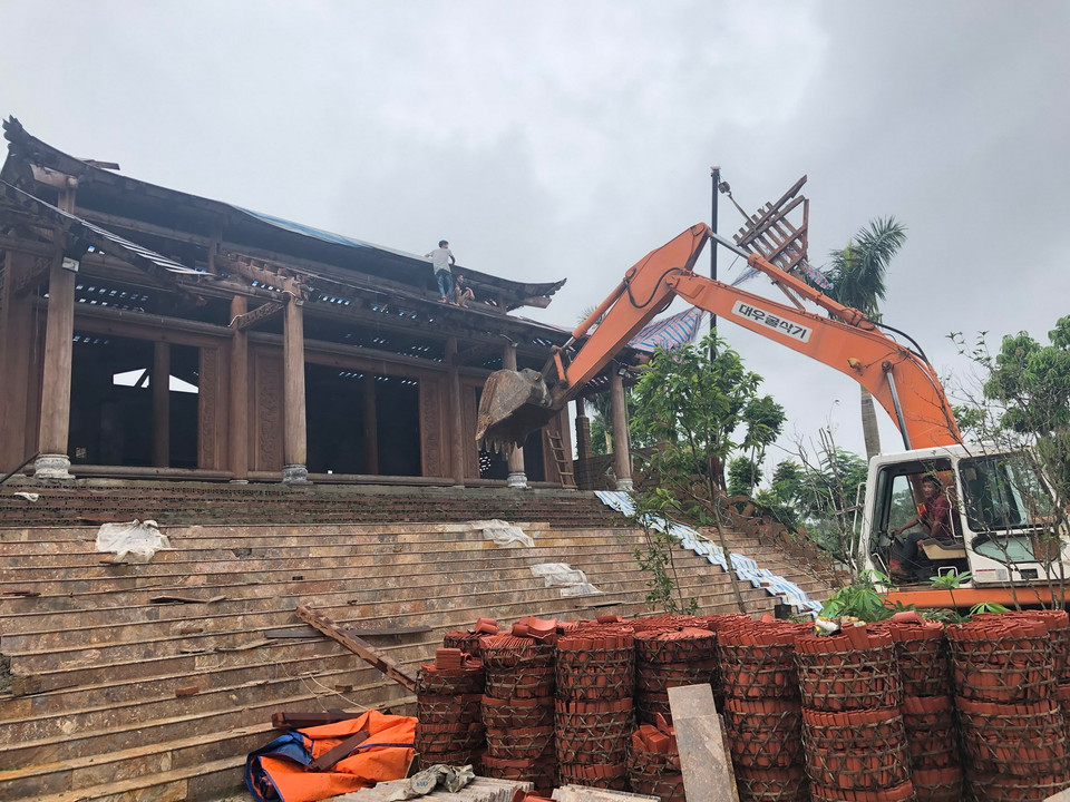 Phá dỡ phần khu nhà chính 2 tầng của công trình vi phạm. (Ảnh: Minh Nghĩa/Vietnam+)