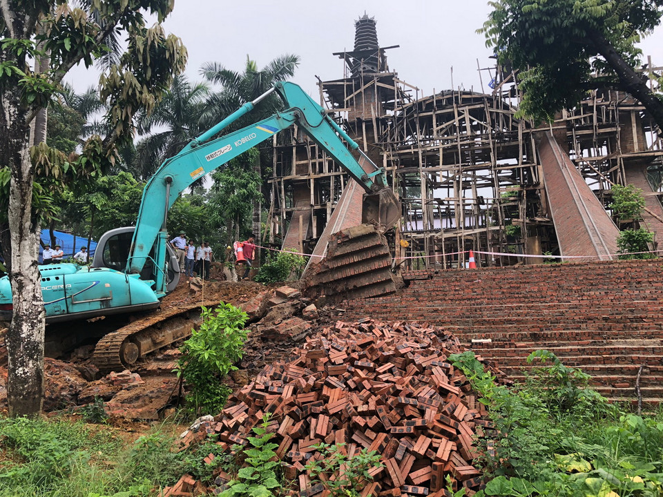 Khoảng 500 người và nhiều máy móc thiết bị được huy động để tiến hành cưỡng chế. (Ảnh: Minh Nghĩa/Vietnam+)