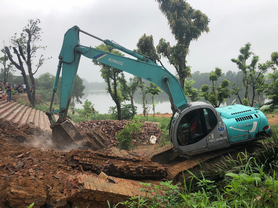 Cưỡng chế phá dỡ ''cung điện'' xây dựng trái phép tại huyện Ba Vì. (Ảnh: Minh Nghĩa/Vietnam+)