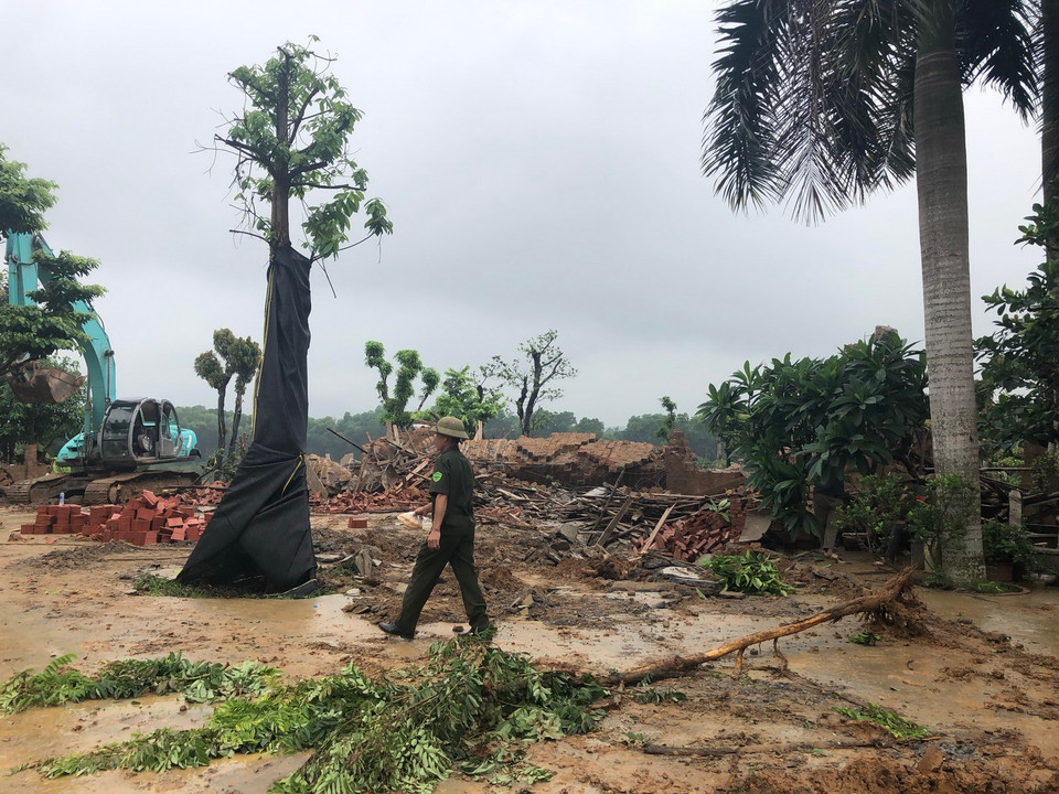 Chủ đầu tư công trình phải tháo dỡ toàn bộ các công trình xây dựng trái phép trên thửa đất số 134 và 135, tờ bản đồ 8 với diện tích đất 9.750m2 và khôi phục hiện trạng sử dụng đất như ban đầu. 