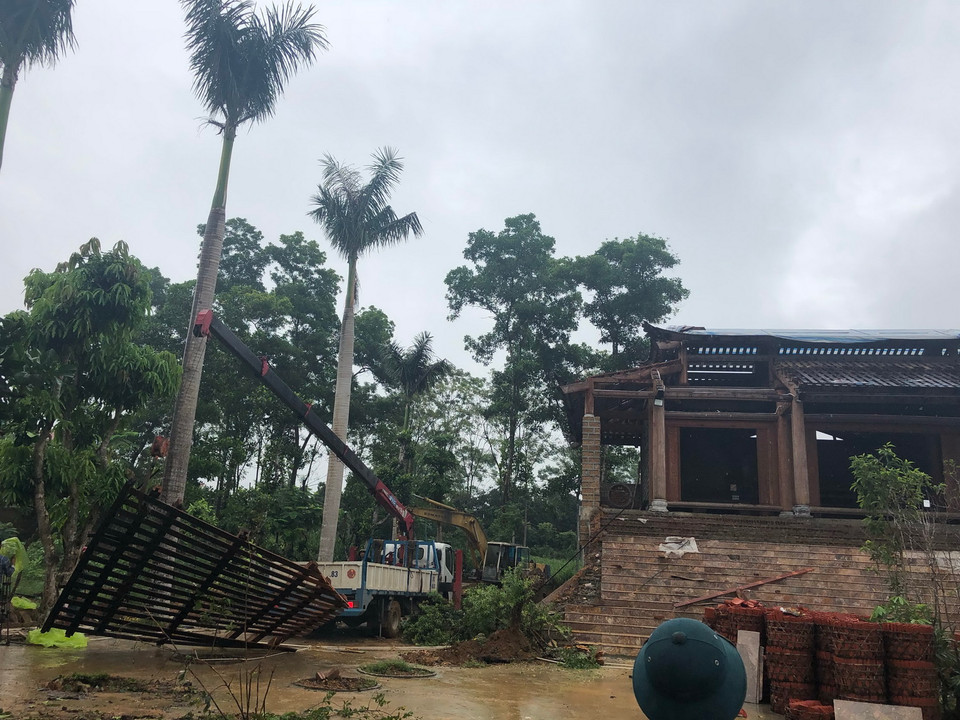 Tính đến 9 giờ 30 ngày 20/7, toàn bộ phần cổng chính gồm 4 trụ đã bị phá bỏ hoàn toàn.