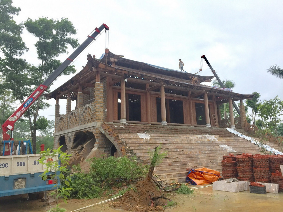 Phần mái của công trình đang trong giai đoạn hoàn thiện với nhiều họa tiết, chạm trổ lạ mắt; chủ đầu tư dự kiến đưa công trình vào sử dụng vào tháng 8 âm lịch tới.