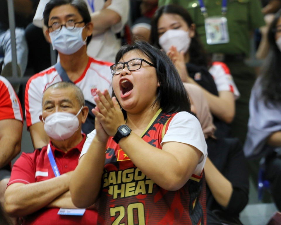 Khán giả Việt Nam bùng nổ trước những pha ghi điểm của đội nhà trong trận ra quân của đội tuyển Bóng rổ 3x3 nam Việt Nam giành thắng lợi 22-11 trước đội tuyển Campuchia. (Ảnh: Tuấn Đức/TTXVN)