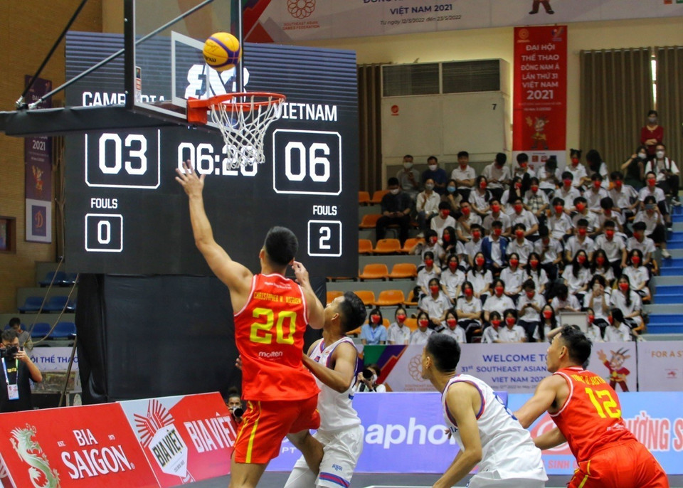 Pha ghi điểm của Chris Dierker (20, áo đỏ, Việt Nam) trong trận ra quân thắng nam Campuchia (áo trắng) với tỷ số 22-11. (Ảnh: Tuấn Đức/TTXVN)