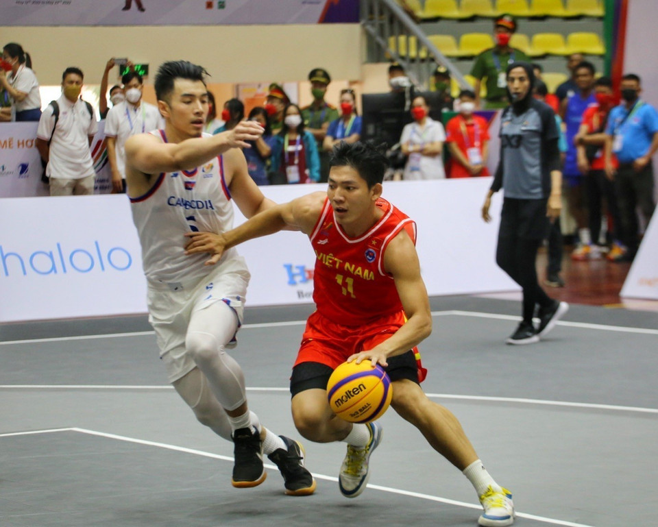 Pha dẫn bóng của Võ Kim Bản (11, Việt Nam) trong trận ra quân của đội tuyển Bóng rổ nam Việt Nam (áo đỏ) thắng Campuchia (áo trắng) với tỷ số 22-11. (Ảnh: Tuấn Đức/TTXVN)