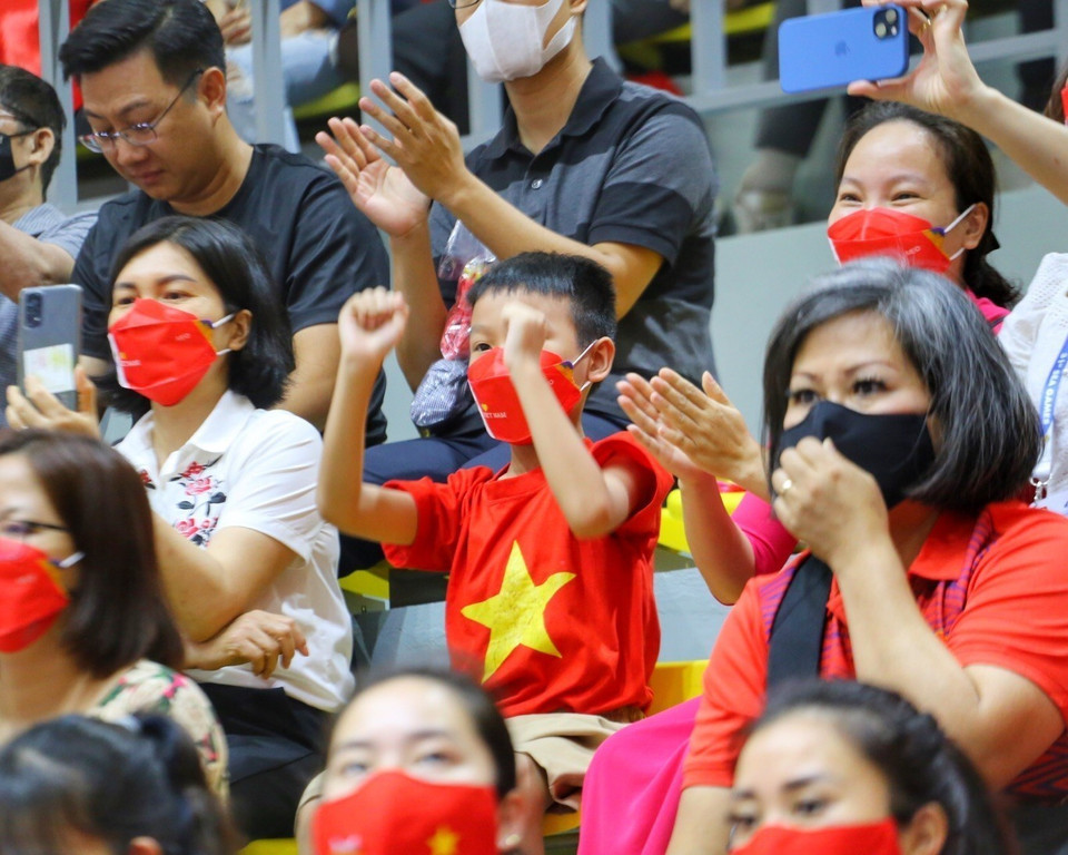 Các khán giả cổ động nhiệt tình cho 2 đội. (Ảnh: Tuấn Đức/TTXVN)