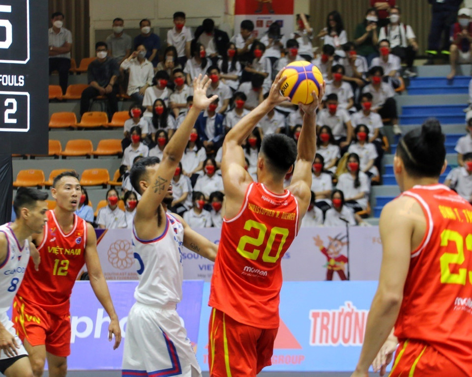 Trong trận ra quân, đội tuyển Bóng rổ nam Việt Nam (áo đỏ) thắng Campuchia (áo trắng) với tỷ số 22-11. (Ảnh: Tuấn Đức/TTXVN)