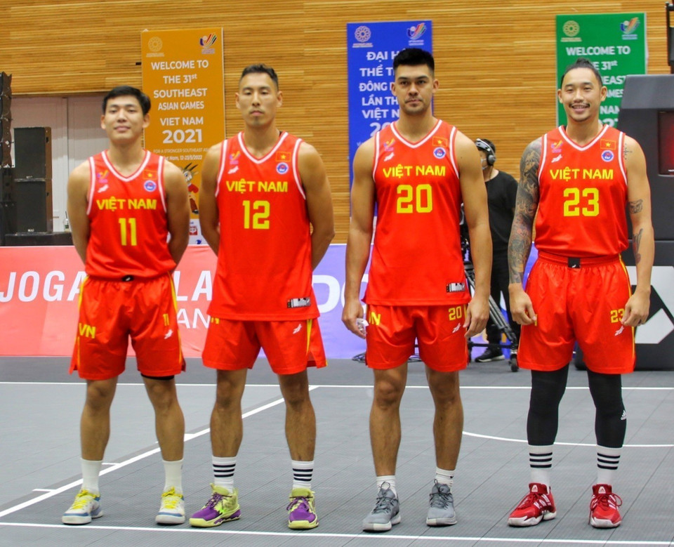 Đội hình ra quân của đội tuyển Bóng rổ 3x3 nam Việt Nam trong trận gặp đội tuyển Campuchia. (Ảnh: Tuấn Đức/TTXVN)