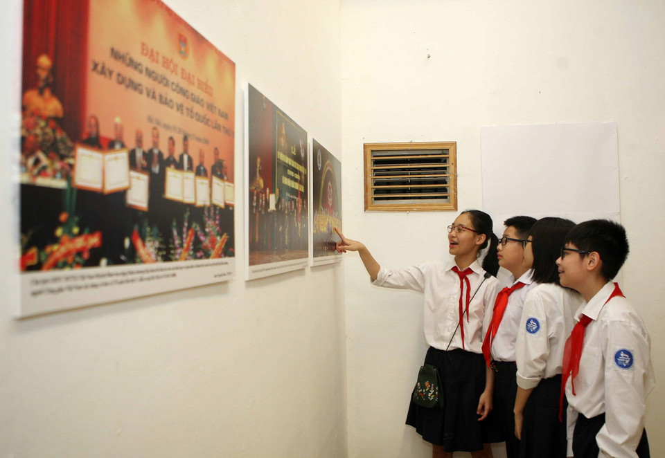 Cô và trò trường Trung học cơ sở Trưng Vương (Hà Nội) tham quan triển lãm trong ngày khai mạc.