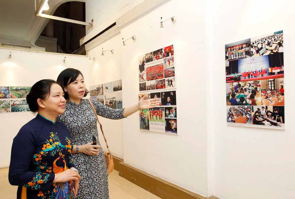 Bà Trần Thị Hà, Phó Chủ tịch thường trực Hội đồng Thi đua-Khen thưởng Trung ương, Thứ trưởng Bộ Nội vụ, Trưởng ban Ban Thi đua - Khen thưởng Trung ương và Phó Tổng giám đốc TTXVN Vũ Việt Trang tham quan triển lãm.