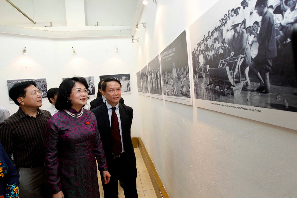 Phó Chủ tịch nước Đặng Thị Ngọc Thịnh và các đại biểu tham quan triển lãm.