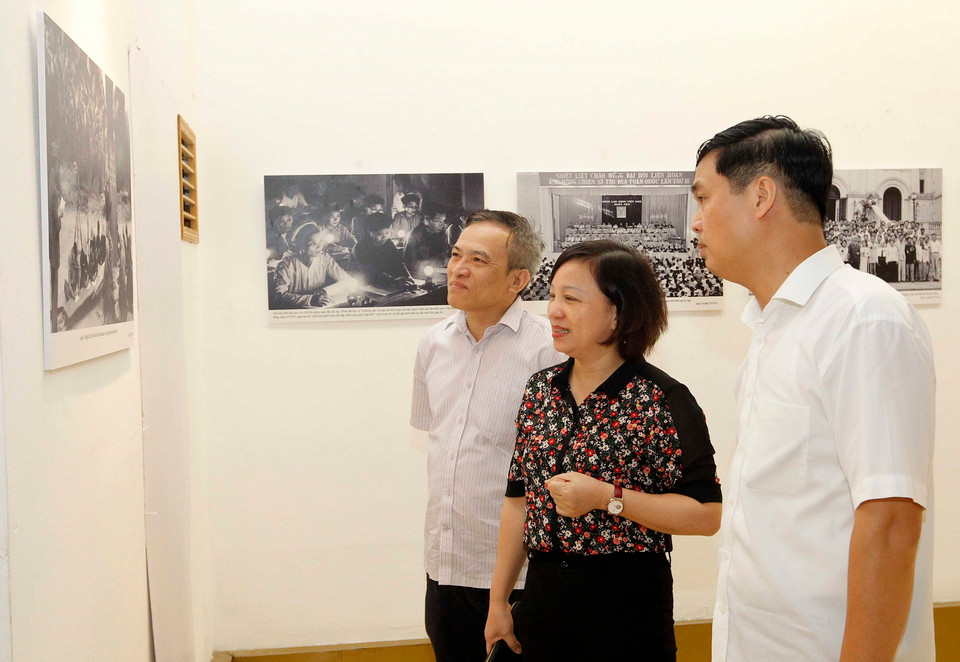 Khách tham quan triển lãm trong ngày khai mạc.