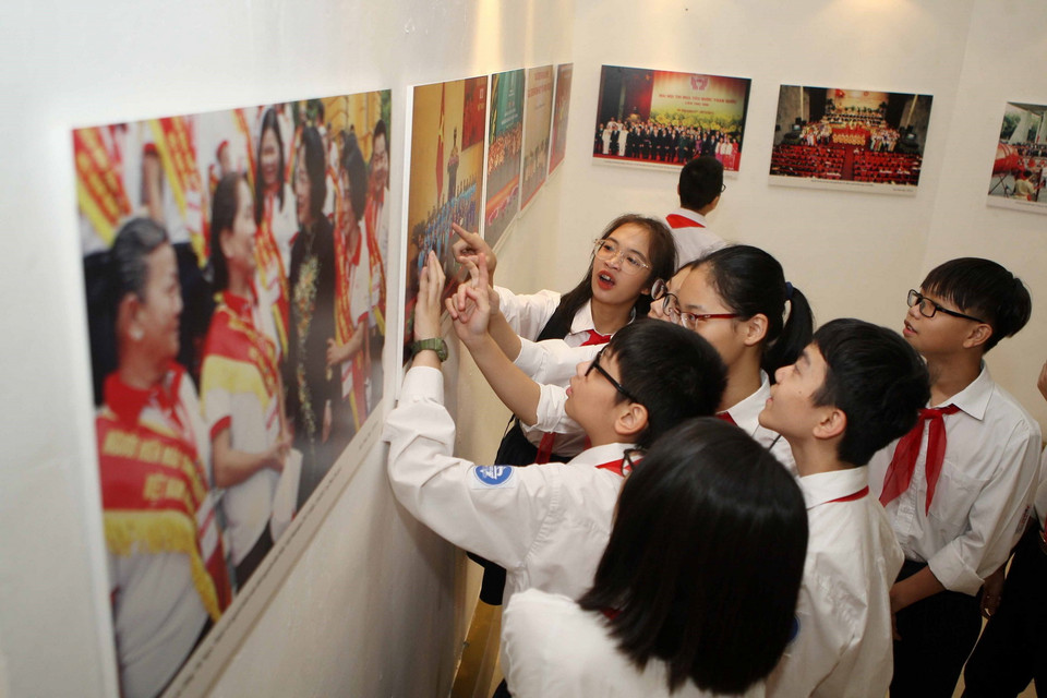 Cô và trò trường Trung học cơ sở Trưng Vương (Hà Nội) tham quan triển lãm trong ngày khai mạc.