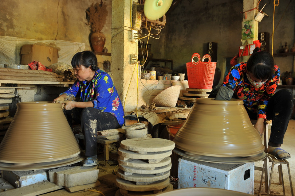 Qua những bàn tay điêu luyện của người thợ lành nghề, đất đã chuyển mình thành hình, thành khối, có đường nét như ý và ẩn chứa cả hồn cốt của người thợ Gia Thủy. (Ảnh: Minh Đức/TTXVN)