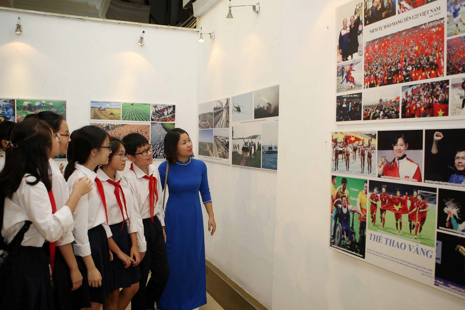 Cô và trò trường Trung học cơ sở Trưng Vương (Hà Nội) tham quan triển lãm trong ngày khai mạc.