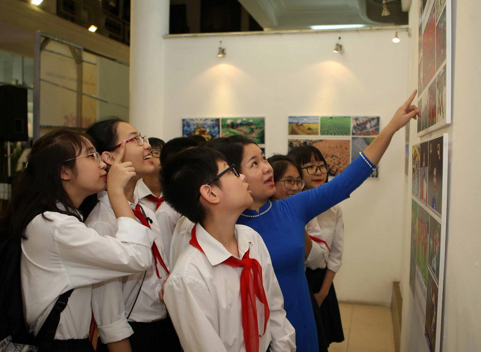 Cô và trò trường Trung học cơ sở Trưng Vương (Hà Nội) tham quan triển lãm trong ngày khai mạc.