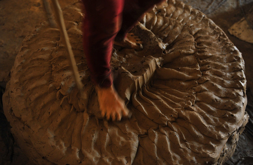  Để làm ra một sản phẩm gốm hoàn chỉnh đến tay người tiêu dùng, người thợ phải làm nhiều công đoạn và vai trò của công đoạn nào cũng quan trọng. Ngay cả những công đoạn tưởng chừng đơn giản như làm đất cũng đòi hỏi người thợ phải có sự tỉ mỉ, lành nghề, quan sát tinh tế và sáng tạo. (Ảnh: Minh Đức/TTXVN)