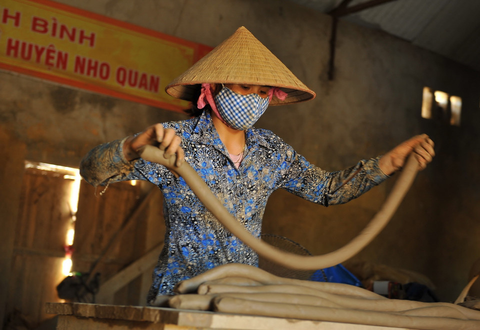  Nét đặc trưng của gốm Gia Thủy được làm từ nguyên liệu đất sét có màu nâu vàng, đây là nguyên liệu có sẵn tại địa phương và chỉ tại làng nghề mới có. Loại đất này có độ kết dính cao, mịn và chịu nhiệt tốt. (Ảnh: Minh Đức/TTXVN)