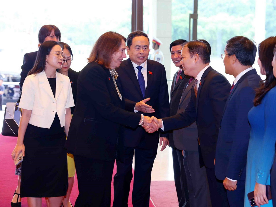 Chủ tịch Quốc hội Trần Thanh Mẫn và Chủ tịch Thượng viện Australia Sue Lines với các thành viên đoàn Việt Nam. (Ảnh: Phạm Kiên/TTXVN)