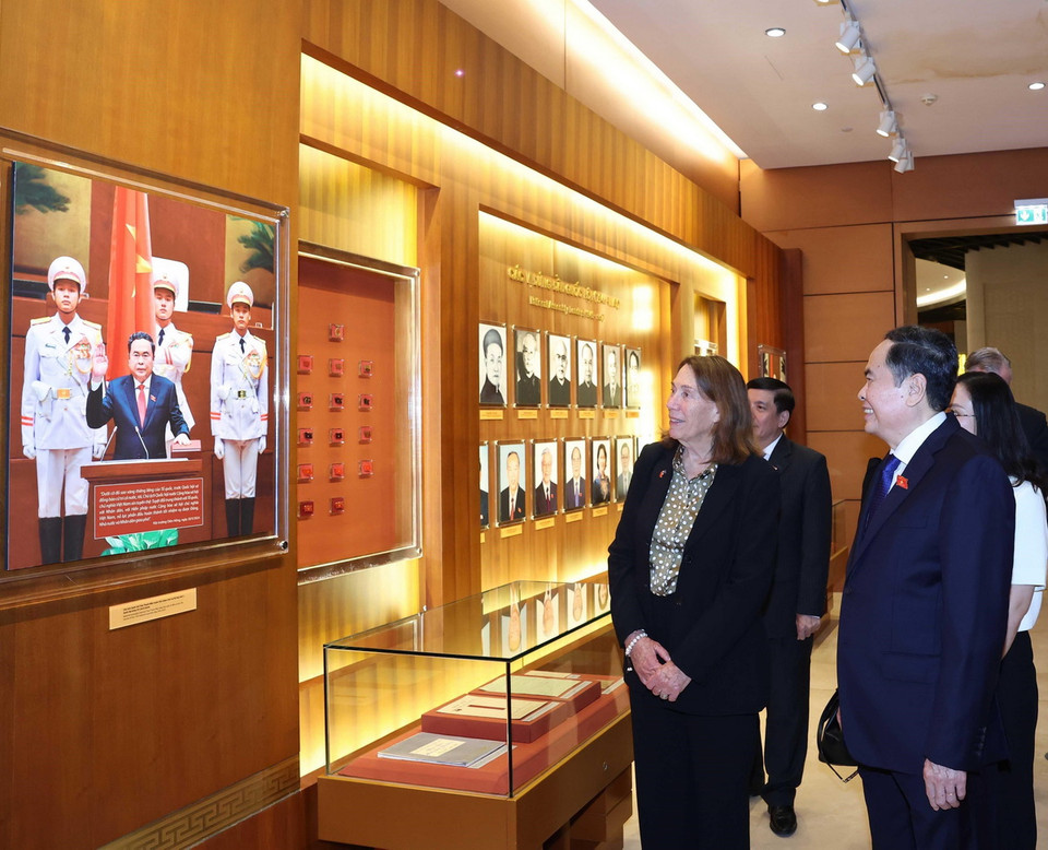 Chủ tịch Quốc hội Trần Thanh Mẫn và Chủ tịch Thượng viện Australia Sue Lines thăm quan phòng truyền thống Nhà Quốc hội. (Ảnh: Phạm Kiên/TTXVN)