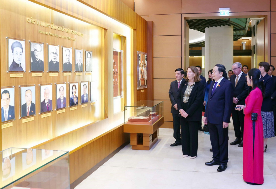 Chủ tịch Quốc hội Trần Thanh Mẫn và Chủ tịch Thượng viện Australia Sue Lines thăm quan phòng truyền thống Nhà Quốc hội. (Ảnh: Phạm Kiên/TTXVN)