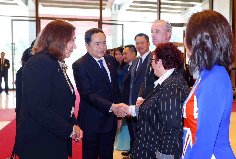 Chủ tịch Quốc hội Trần Thanh Mẫn và Chủ tịch Thượng viện Australia Sue Lines với các thành viên đoàn Việt Nam. (Ảnh: Phạm Kiên/TTXVN)