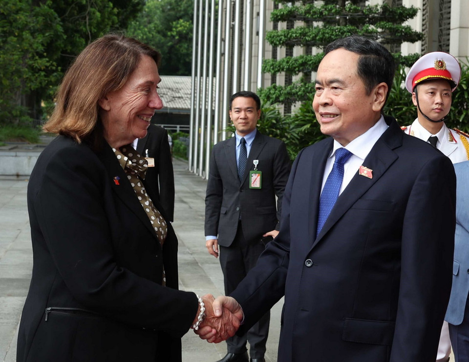 Chủ tịch Quốc hội Trần Thanh Mẫn đón Chủ tịch Thượng viện Australia Sue Lines. (Ảnh: Thống Nhất/TTXVN)